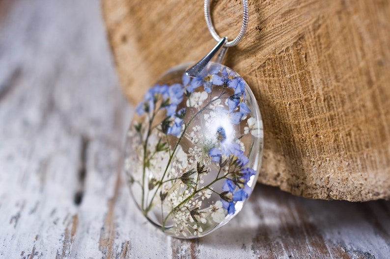 Delicate resin pendant with blue forget me nots 画像 1