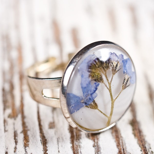 Delicate resin ring with forget me not flowers