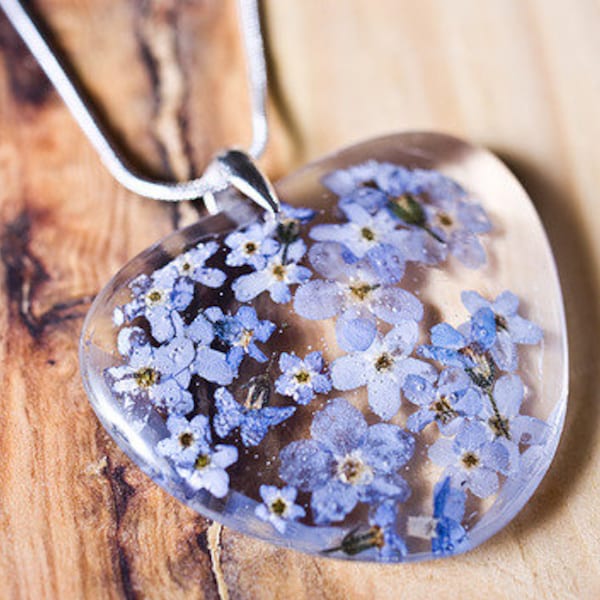 Delicate resin pendant with forget me nots