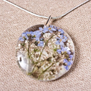 Delicate resin pendant with blue forget me nots 画像 4