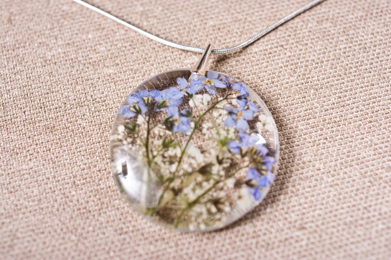 Delicate resin pendant with blue forget me nots 画像 4