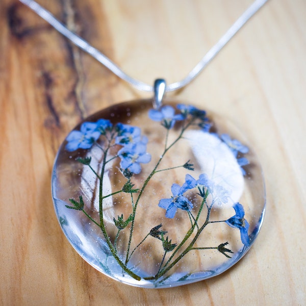 Delicate resin pendant with blue forget me nots