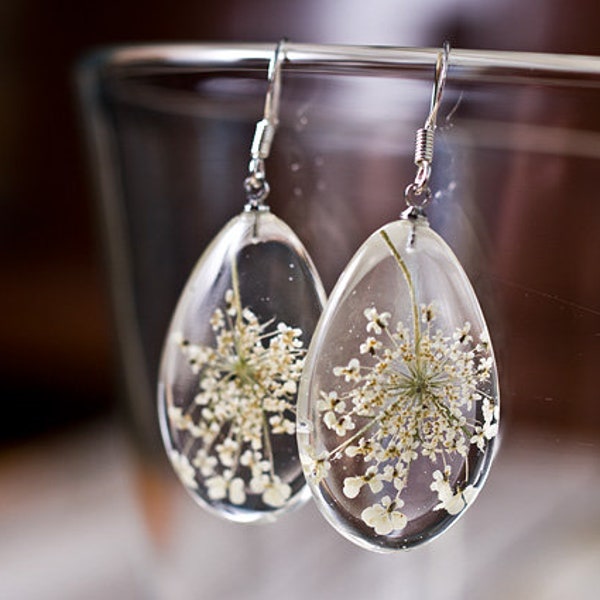 Boucles d'oreilles délicates avec vraie fleur pressée.