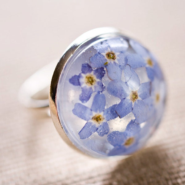 Delicate resin ring with forget me not flowers