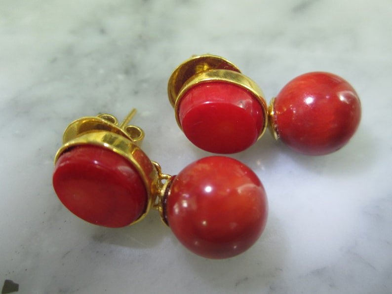 Beaded stud earrings gold coral red ball briolet