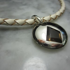 Pulsera de cuero de cadena de plata de cuarzo ahumado cruzado..