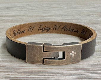 Unisex Kreuz Lederarmband Personalisierte Familien Geschenke für Ehemann Armband Papa gravierte religiöser Schmuck Benutzerdefinierte Männer Armband Geschenk für Sohn