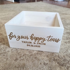 Pode incluir: Caixa de madeira branca com o texto "for your happy tears" e "TAYLOR & JACOB 04.26.2025" gravado na frente.
