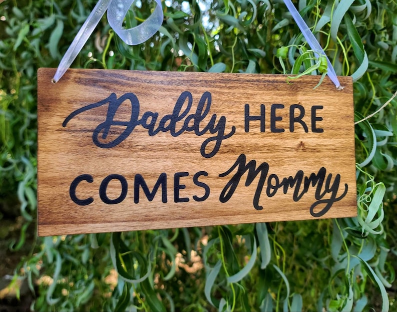 Daddy here comes mommy wooden wedding ceremony sign, flower girl sign, vow renewal decor, rustic reception decor, hanging ring bearer sign afbeelding 1