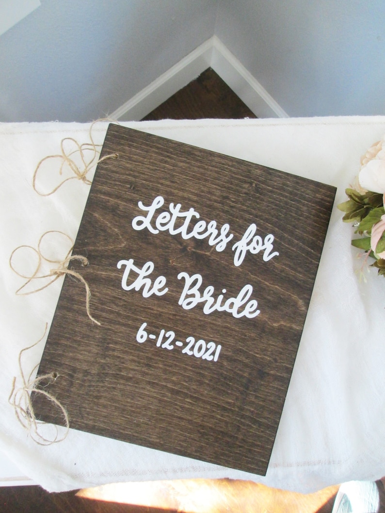 Puede incluir: Una caja de madera con un acabado r&uacute;stico marr&oacute;n y letras blancas que dicen "Letters for the Bride 6-12-2021". La caja est&aacute; atada con cuerda y es un regalo de boda para la novia.