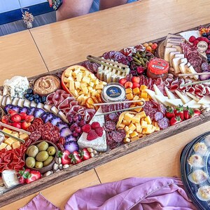 Centerpiece serving tray, wooden ottoman table tray, kitchen storage and organization, gift for her, charcuterie board with handles imagen 2