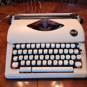 Máquina de escribir Typecast Typewriter Pink We R Memory Keepers