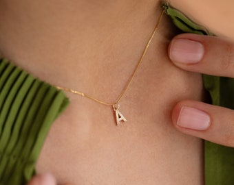Collana con iniziale scanalata in oro 9 carati