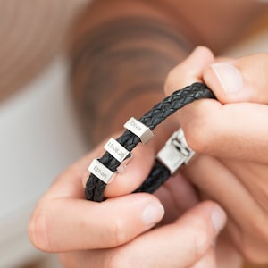 Gepersonaliseerde zilveren en lederen Story-bedelarmband voor heren