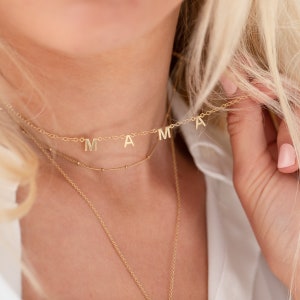 Collar personalizado con letras pequeñas en oro