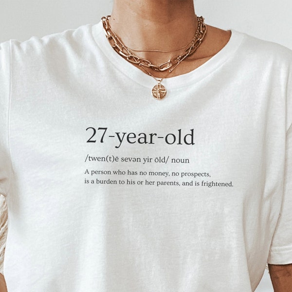 T-shirt de définition de 27 ans, chemise d'orgueil et de préjugés, chemise sans argent sans perspectives, fardeau pour les parents, citation de Charlotte, cadeau de Jane Austen