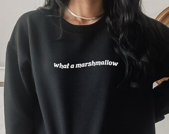 Puede incluir: Sudadera negra con el texto "what a marshmallow" en letras blancas.