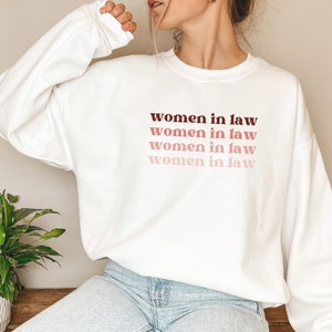 Sudadera de mujer en derecho, sudadera de abogado, regalo de abogado, graduación de la escuela de derecho, camisa de abogada femenina, suéter de la escuela de derecho, camisa de estudiante de derecho