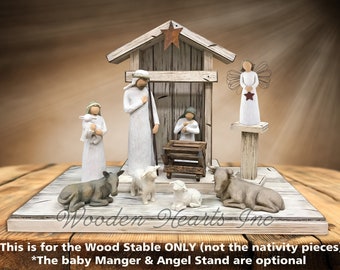 Può includere: Un presepe in legno bianco con una stalla, una mangiatoia, un pastore, Maria, Giuseppe, un angelo e animali. Il testo "Wooden Hearts Inc." è stampato sulla base. *Questo è per la stalla in legno SOLO (non i pezzi della natività) *La mangiatoia del bambino e il supporto dell'angelo sono opzionali