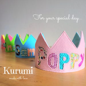 Couronne d'anniversaire personnalisée en feutre / 14 couleurs disponibles / Couronne originale / Couronne de prénom / Décoration de chambre d'enfant / Article unique en son genre