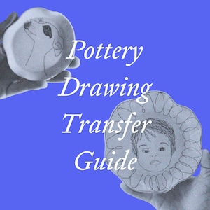 Puede incluir: Dos pequeños platos de cerámica blanca con ilustraciones dibujadas a mano de un perro y la cara de un niño. El texto "Pottery Drawing Transfer Guide" se muestra en blanco sobre un fondo azul.