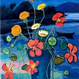 Könnte beinhalten: Ein impressionistisches Gemälde eines Blumenstraußes in einer blauen Vase. Die Blumen sind gelb, orange und rot, mit grünen Blättern und Stielen. Der Hintergrund ist eine blaue Landschaft mit einem Hauch von Rosa und Orange.