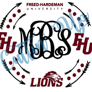 Puede incluir: Un monograma negro con las letras "MBS" en un círculo con flechas y puntos alrededor. El texto "FREED-HARDEMAN UNIVERSITY" está en la parte superior del círculo. El texto "LIONS" está en la parte inferior del círculo. Las letras "FH" están a ambos lados del monograma en marrón.