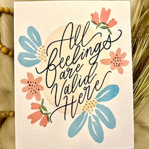 Lámina artística sobre salud mental: Todos los sentimientos son válidos, decoración floral para pared