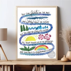K&ouml;nnte beinhalten: Eine Aquarell-Illustration in Blau-, Gr&uuml;n- und Gelbt&ouml;nen. Die Illustration zeigt einen gewundenen Pfad mit dem Text "Du kannst dich auf die Vergangenheit konzentrieren und dir Sorgen um die Zukunft machen, aber du hast dort keine Macht. All deine Macht liegt in der Gegenwart und deiner F&auml;higkeit, sie zu erleben." Der Text ist in handschriftlicher Form geschrieben. Die Illustration zeigt auch einen Regenbogen, eine Sonne, Wolken und B&auml;ume.
