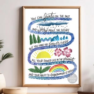 K&ouml;nnte beinhalten: Eine Aquarell-Illustration in Blau-, Gr&uuml;n- und Gelbt&ouml;nen. Die Illustration zeigt einen gewundenen Pfad mit dem Text "Du kannst dich auf die Vergangenheit konzentrieren und dir Sorgen um die Zukunft machen, aber du hast dort keine Macht. All deine Macht liegt in der Gegenwart und deiner F&auml;higkeit, sie zu erleben." Der Text ist in handschriftlicher Form geschrieben. Die Illustration zeigt auch eine Sonne, Wolken, Berge, Blumen und einen Regenbogen.