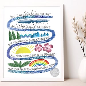 K&ouml;nnte beinhalten: Eine Aquarell-Illustration mit blauem Hintergrund und wei&szlig;em Text. Der Text lautet: "Du kannst dich auf die Vergangenheit konzentrieren und dir Sorgen um die Zukunft machen, aber du hast dort keine Macht. All deine Macht liegt in der Gegenwart und deiner F&auml;higkeit, sie zu erleben." Die Illustration zeigt einen Regenbogen, Wolken, Berge, B&auml;ume und eine Sonne.