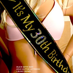 Puede incluir: Sash de sat&eacute;n negro con letras doradas brillantes, una corona de diamantes de imitaci&oacute;n y n&uacute;meros de diamantes de imitaci&oacute;n. La banda dice "It's My 30th Birthday".