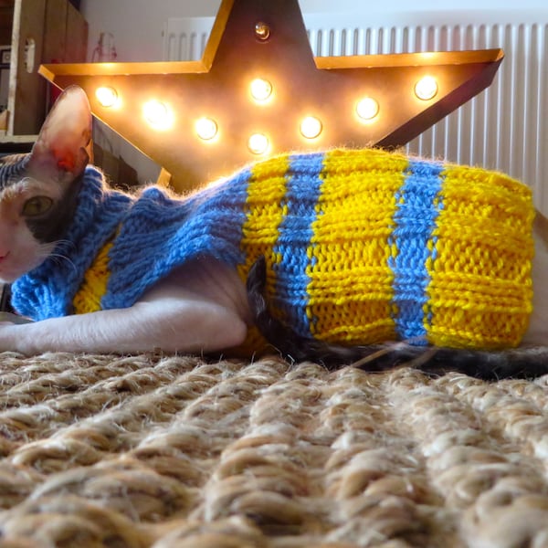 Handgestrickte Katzen Pullover: Blau & Gelb gestreifter Haustier Pullover