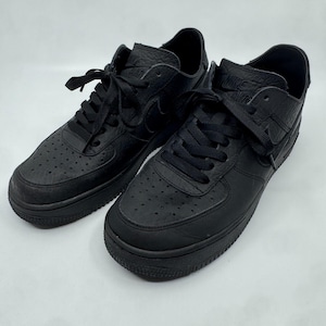 Pode incluir: Um par de ténis Nike Air totalmente pretos com uma parte superior em pele texturada, atacadores pretos a condizer e uma biqueira perfurada. A língua apresenta o logótipo Nike Air e o design inclui um swoosh lateral tonal e sola preta.