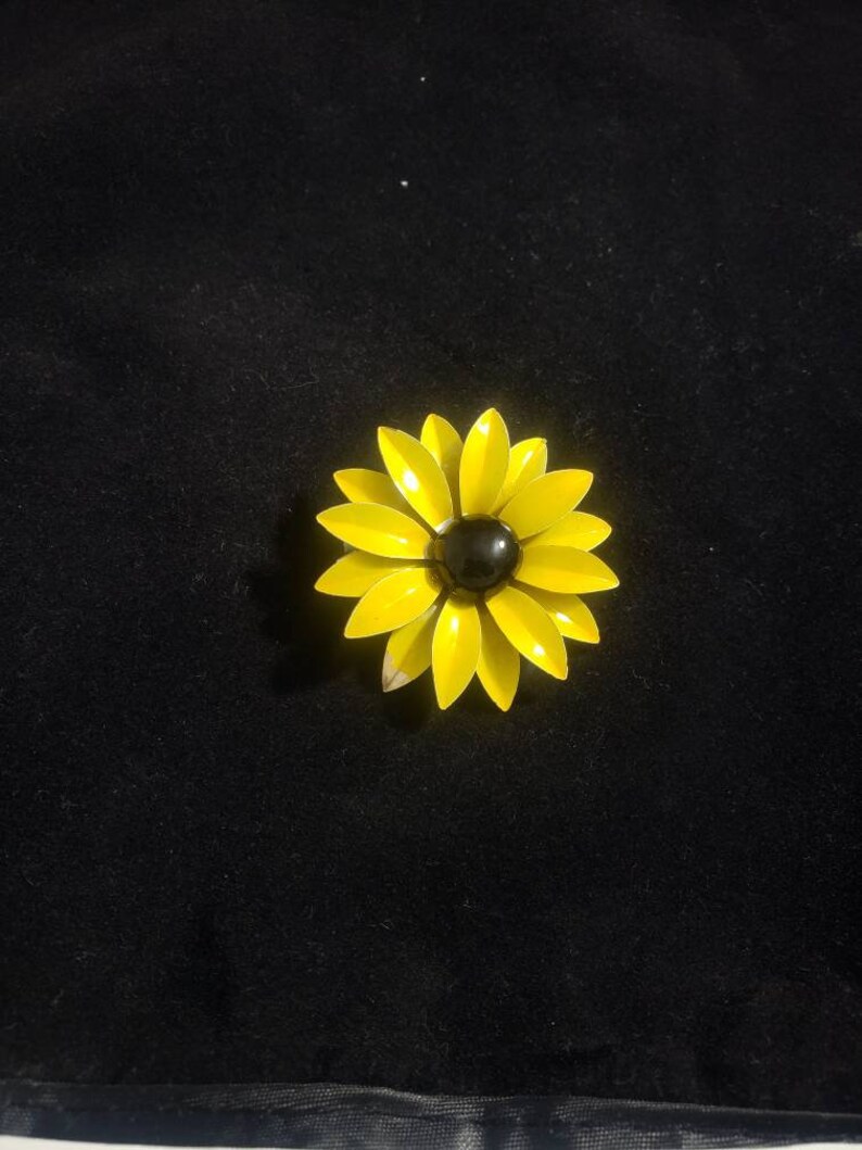 Vintage 1970s Daisey Brooch