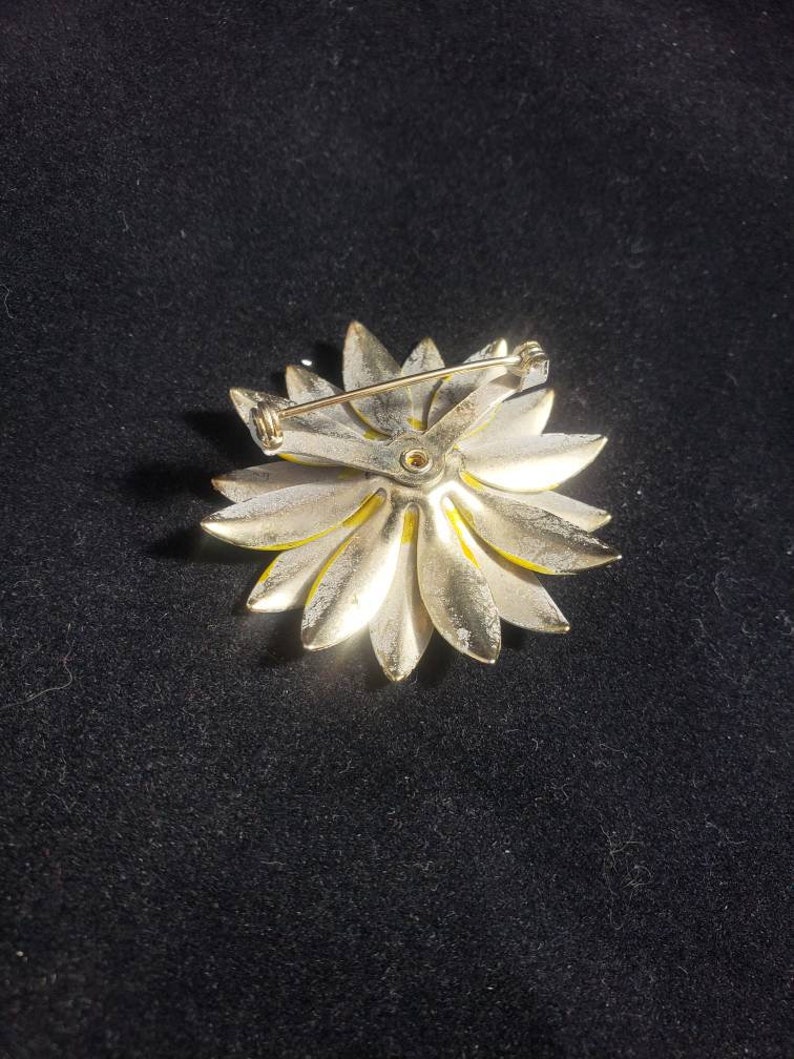 Vintage 1970s Daisey Brooch