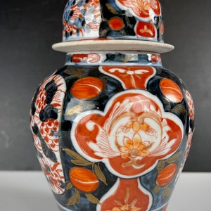 Older Chinese Temple Jar w Lid IMARI Type decoration DAMAGED