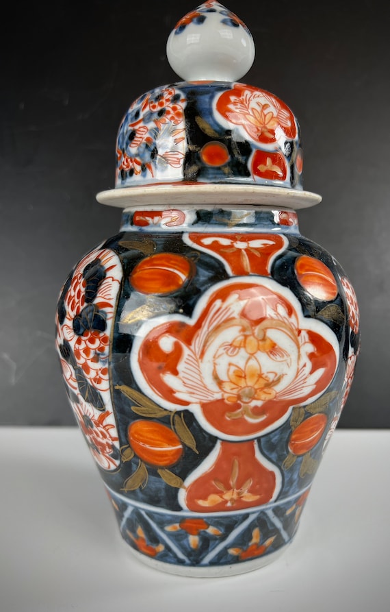 Older Chinese Temple Jar w Lid IMARI Type decoration DAMAGED