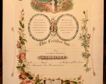 Puede incluir: Certificado de matrimonio vintage con ilustraciones florales y de aves. El documento presenta una escritura ornamentada, dos anillos y una pareja caminando en un jardín. El texto dice: "Certifica que...fueron unidos por mí en MATRIMONIO".