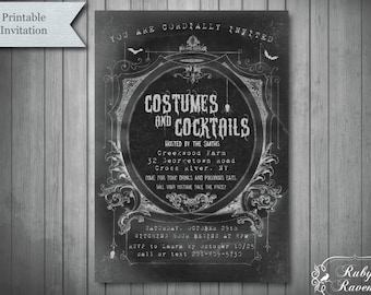 Puede incluir: Una invitación imprimible de Halloween con un diseño de pizarra. La invitación presenta el texto "Costumes and Cocktails" y los detalles del evento. Los elementos decorativos incluyen murciélagos, bordes ornamentados y el logotipo "Ruby Ravens".