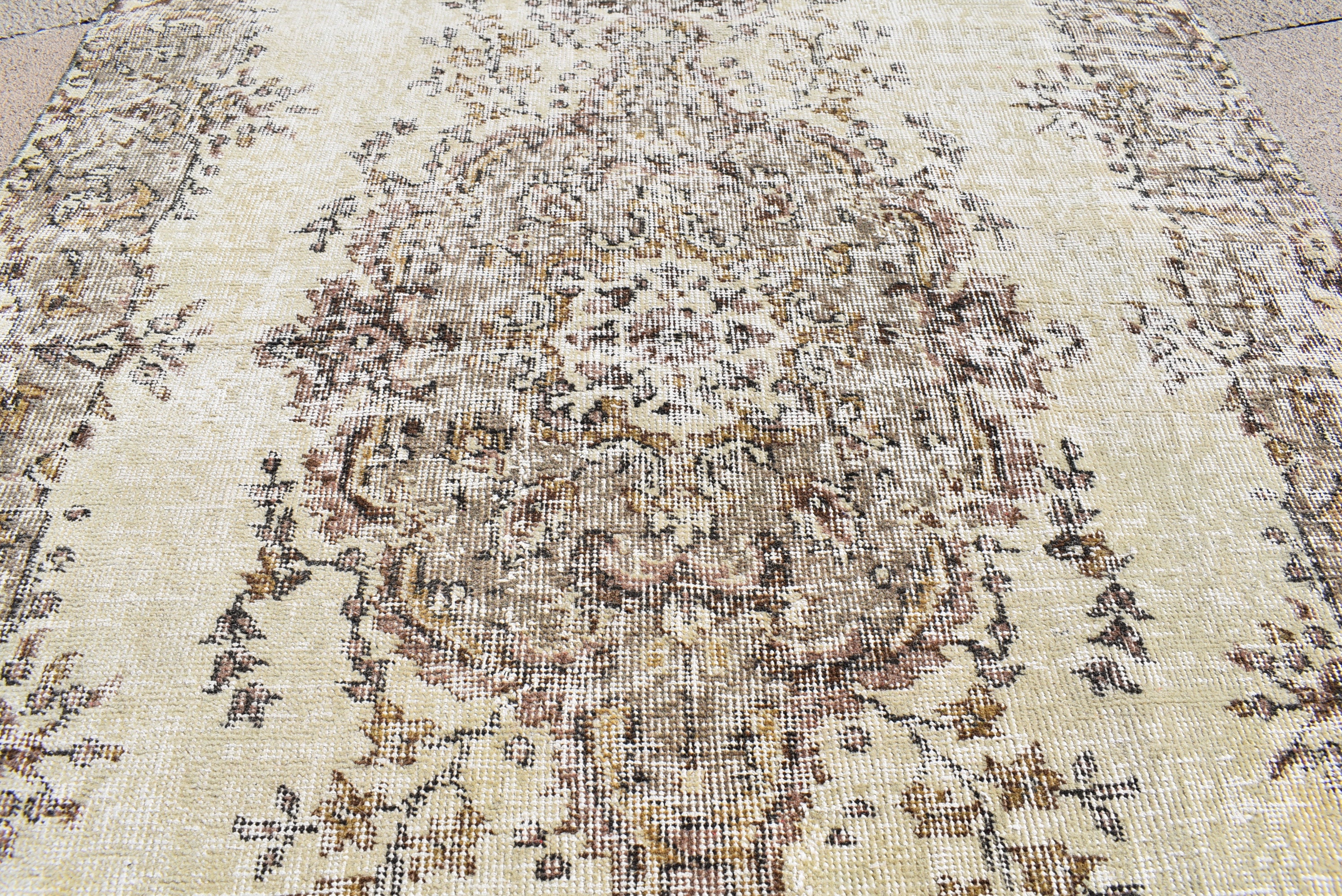 送料無料！ ウシャック エリア ラグ 45 インチ x 73 インチ ビンテージ