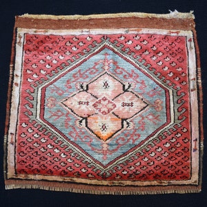 Könnte beinhalten: Ein Vintage-Teppich mit einem geometrischen Muster in Rot-, Blau- und Weißtönen. Der Teppich hat einen Fransenrand und ist in gutem Zustand.