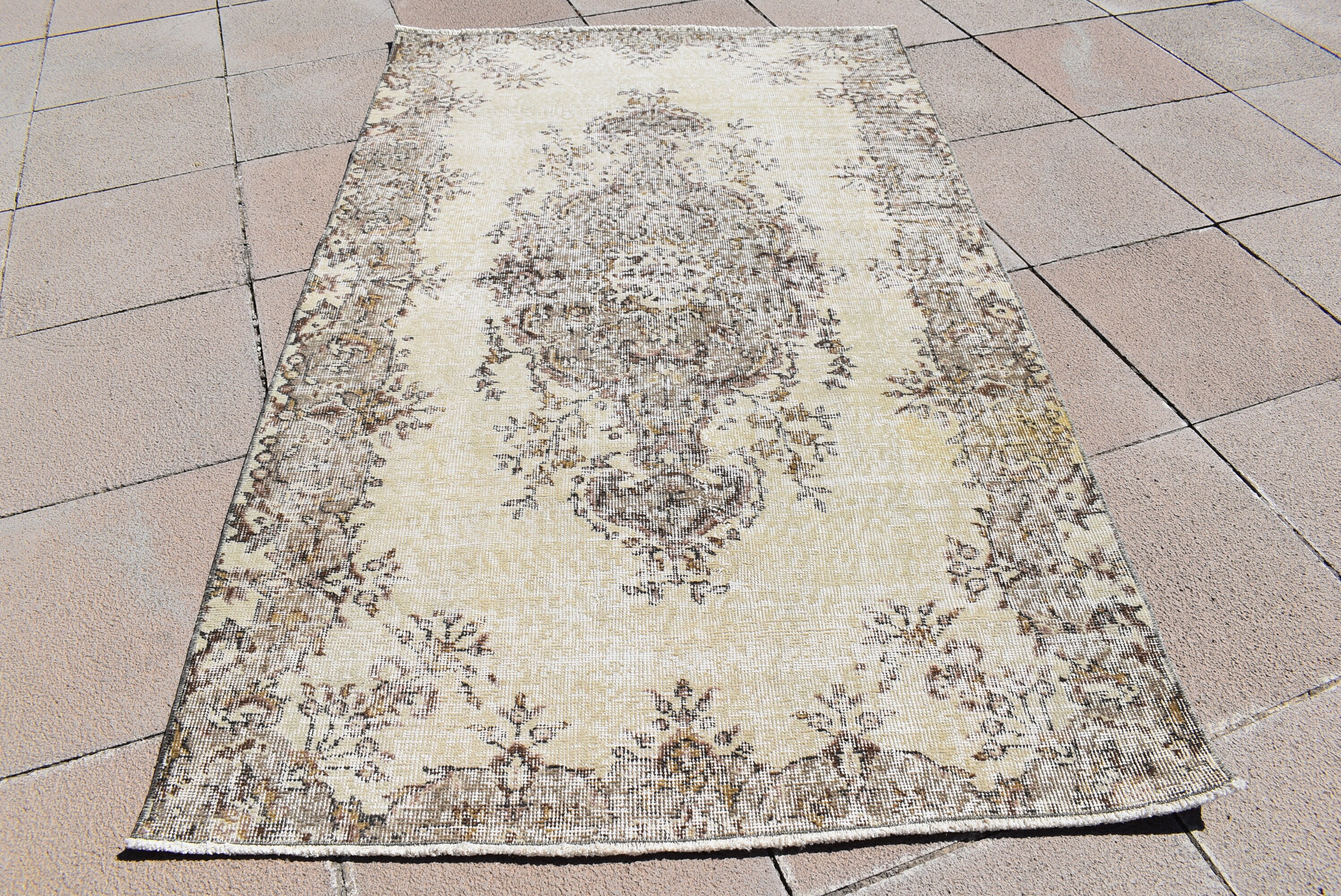 送料無料！ ウシャック エリア ラグ 45 インチ x 73 インチ ビンテージ