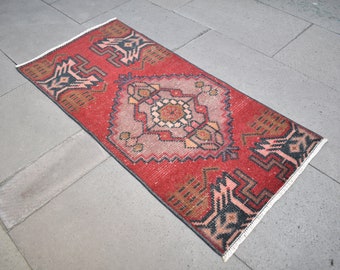 Türkischer Vintage-Teppich, 16'' x 34'' kleiner anatolischer Oushak-Wollflor-Yastik-Teppich, handgeknüpfter Teppich, Fußmattenteppich, Wollflor-Teppich,