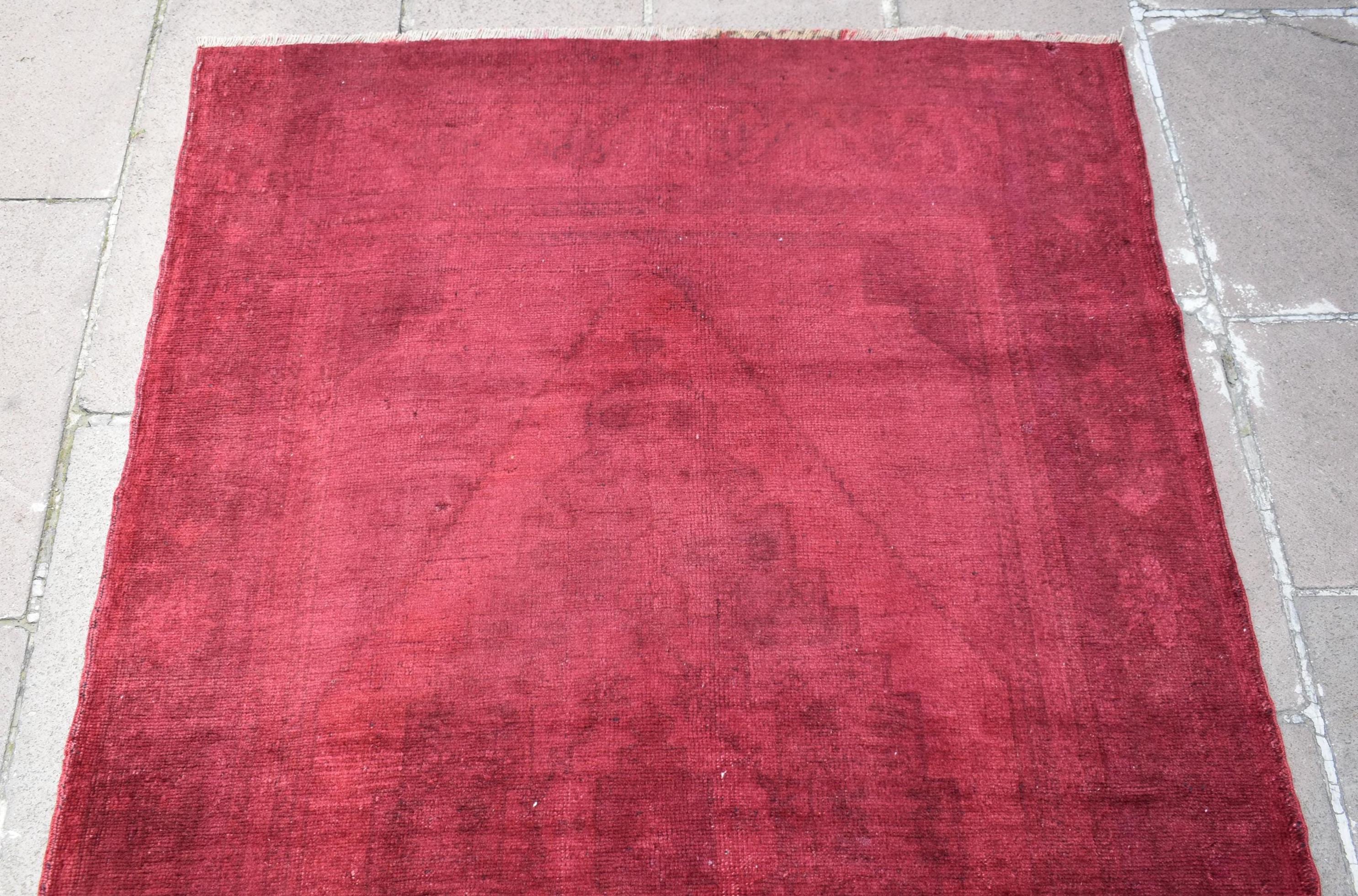 ヴィンテージ トルコ製ウールラグ、オーバーダイ クラレットレッド