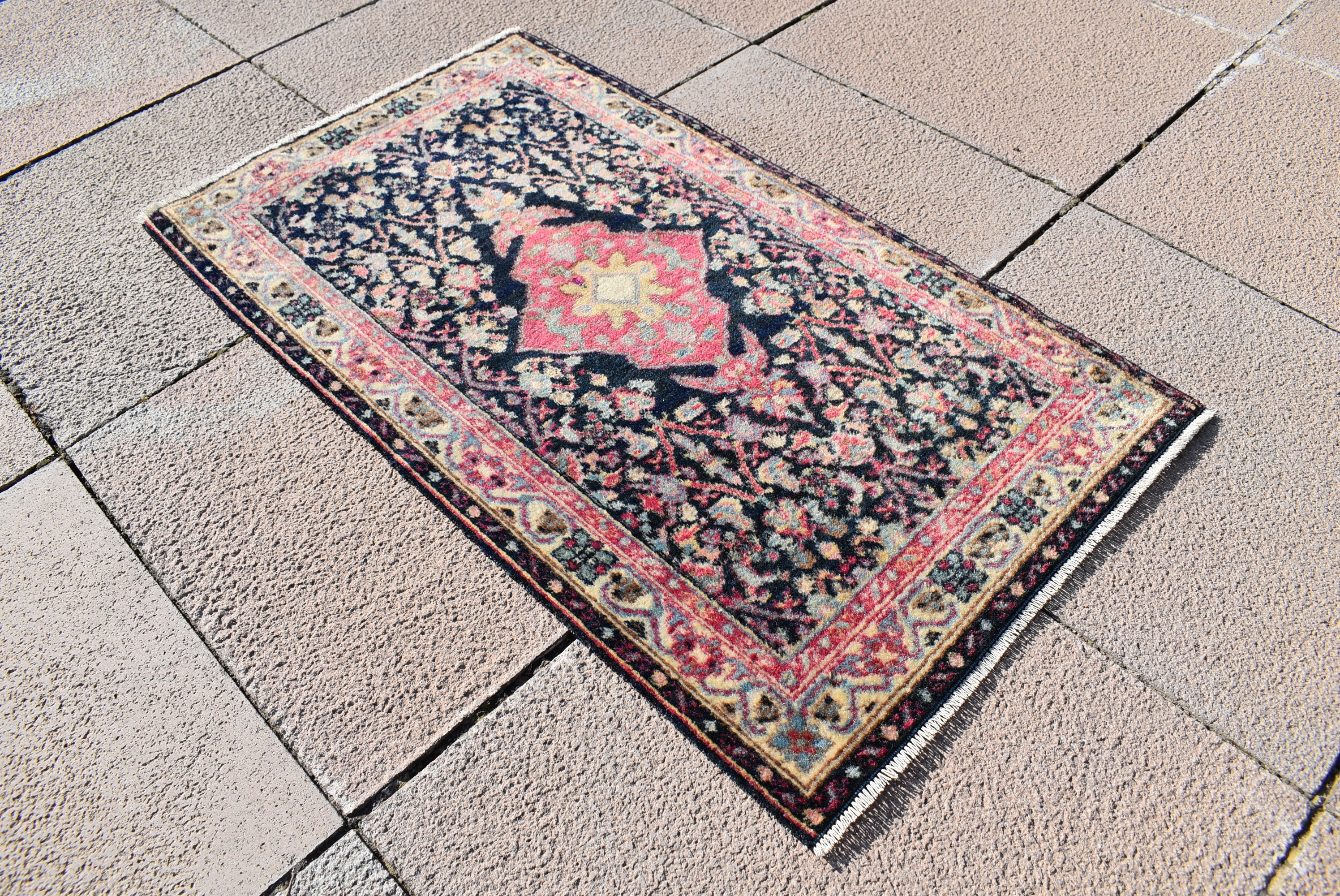 素晴らしいアンティークラグ 1'6 x 2'7 フィート。希少で素晴らしい