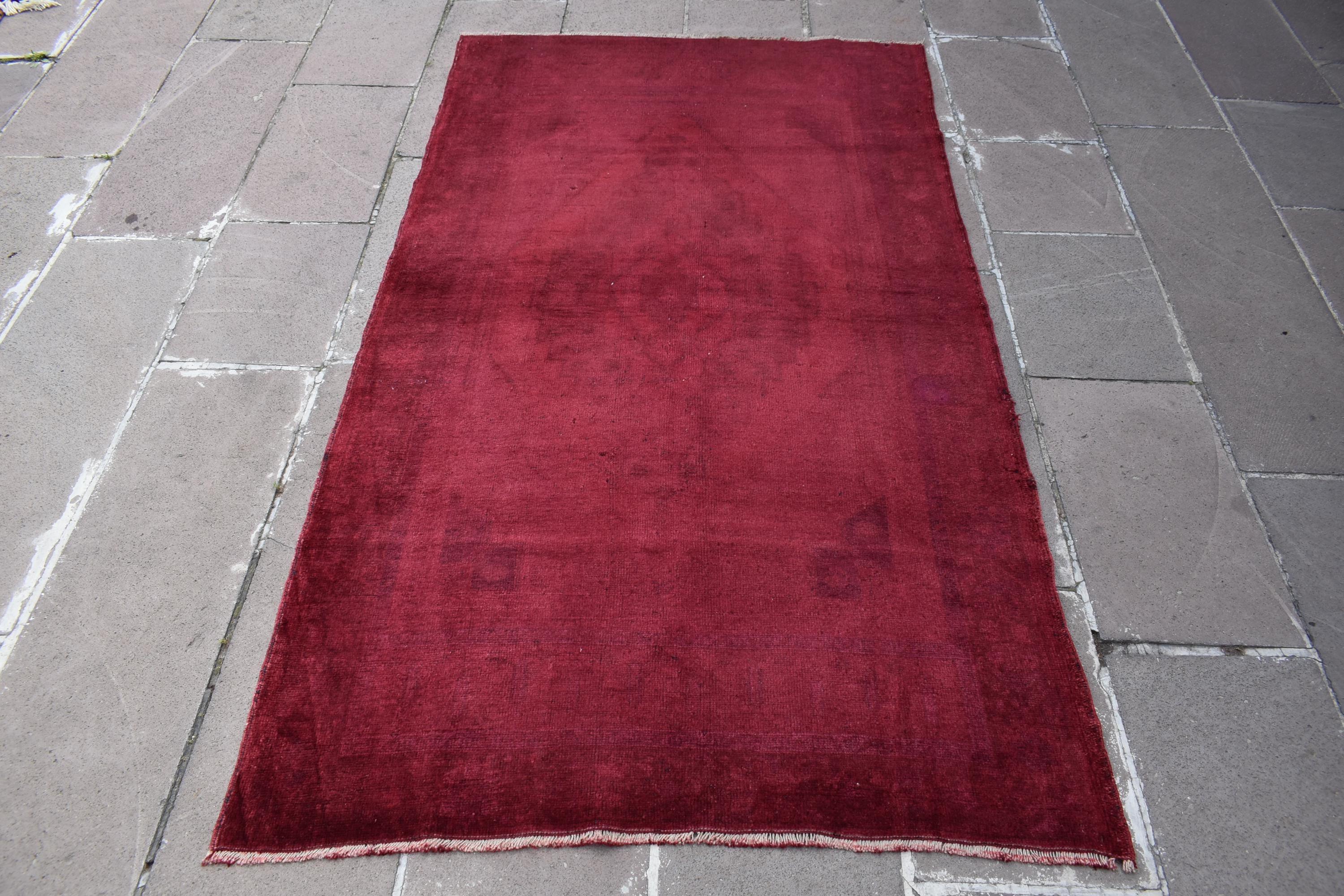 ヴィンテージ トルコ製ウールラグ、オーバーダイ クラレットレッド