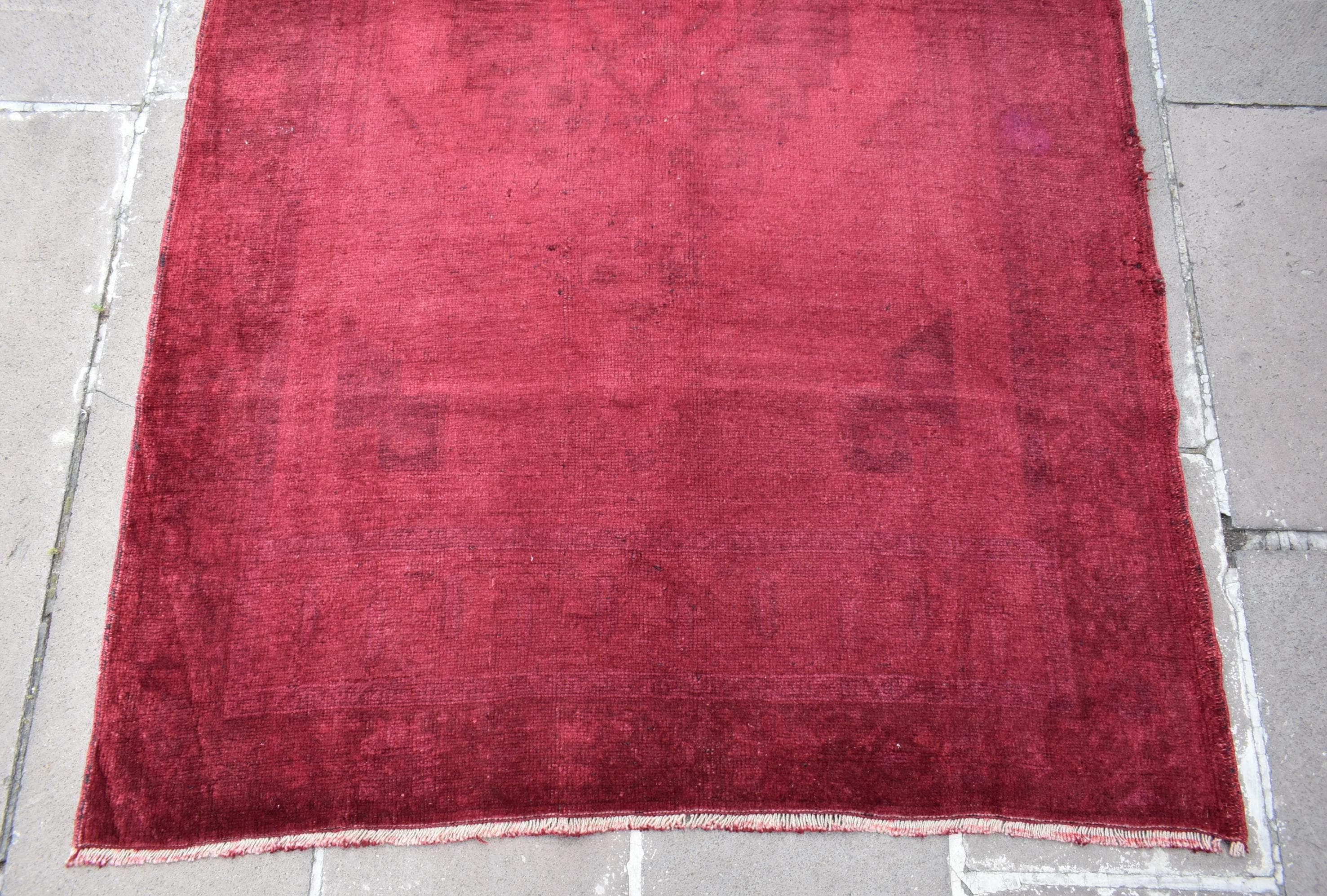 ヴィンテージ トルコ製ウールラグ、オーバーダイ クラレットレッド