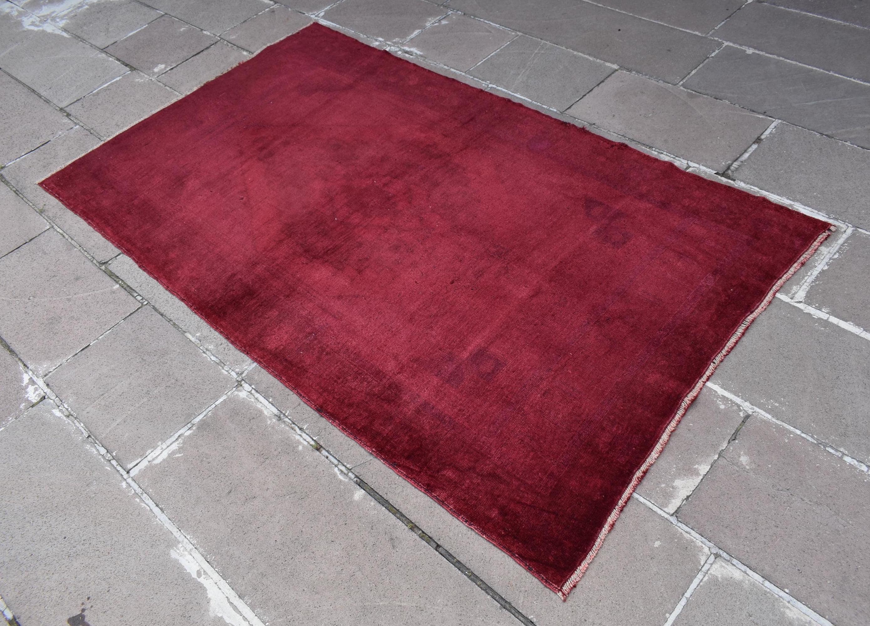 ヴィンテージ トルコ製ウールラグ、オーバーダイ クラレットレッド