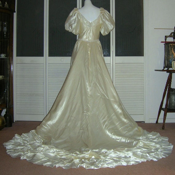 Vintage Ruffled Liquid Satin Lace Wedding Dress Br